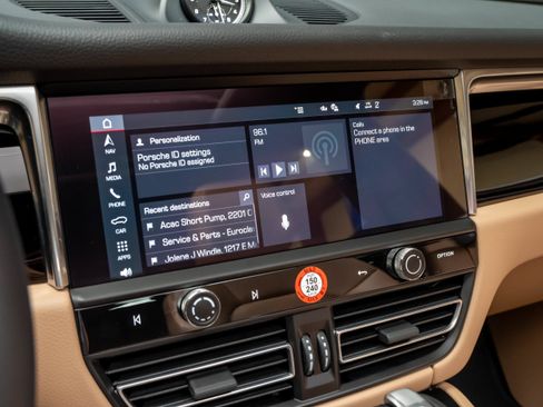 Certified 2026 Porsche Macan AWD/4WD image 24