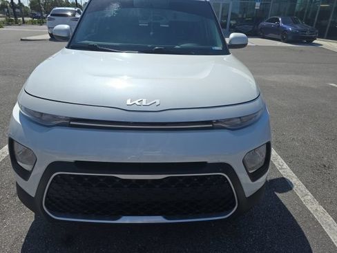 Used 2022 Kia Soul LX FWD image 2