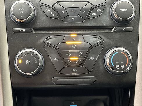 Used 2017 Ford Fusion SE image 19