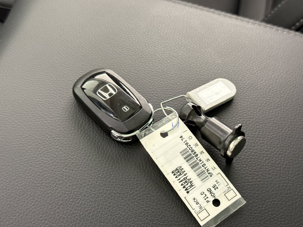 Used 2025 Honda Pilot Touring image 17