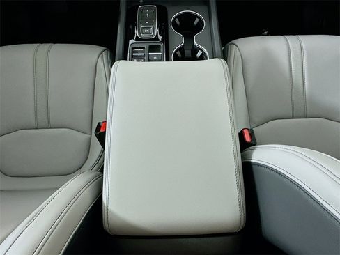 New 2025 Honda Pilot Touring image 13