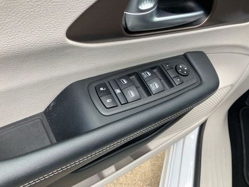 Used 2024 Chrysler Voyager LX FWD image 10