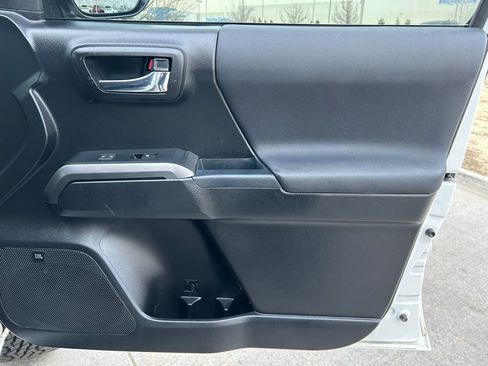 Used 2017 Toyota Tacoma TRD Off-Road image 28