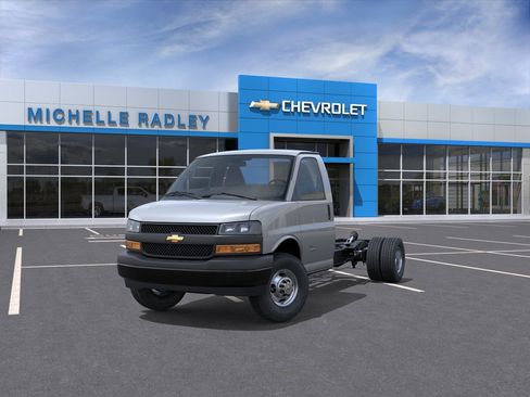 New 2026 Chevrolet Express 4500 RWD image 8