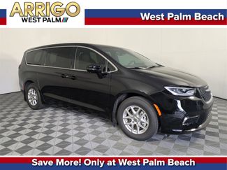 New 2025 Chrysler Pacifica Select image 1