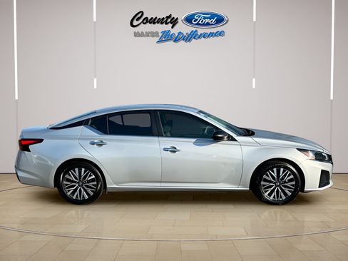 Used 2024 Nissan Altima 2.5 SV FWD image 12