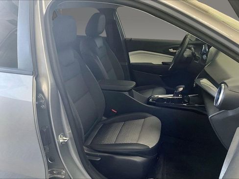 Used 2025 Chevrolet Trax LT w/ LT Convenience Package FWD image 4