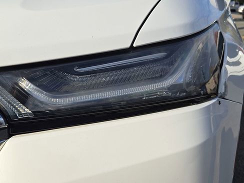 Used 2023 Chevrolet Traverse LT image 14