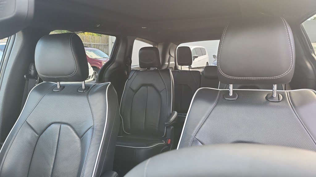 Used 2026 Chrysler Pacifica Limited FWD image 12