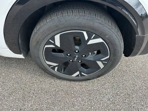 Used 2023 Kia Niro Wave w/ Wave Preserve Package FWD image 7