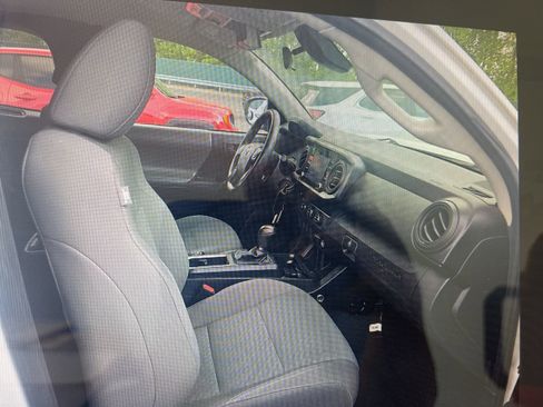 Used 2020 Toyota Tacoma SR RWD image 13