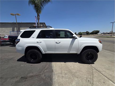 Used 2018 Toyota 4Runner SR5 AWD/4WD image 4