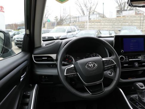 Used 2025 Toyota Highlander XLE AWD/4WD image 29