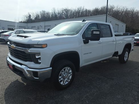 Used 2024 Chevrolet Silverado 3500 LT image 4