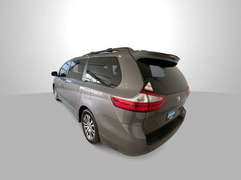 Used 2018 Toyota Sienna XLE w/ XLE Navigation Package image 6