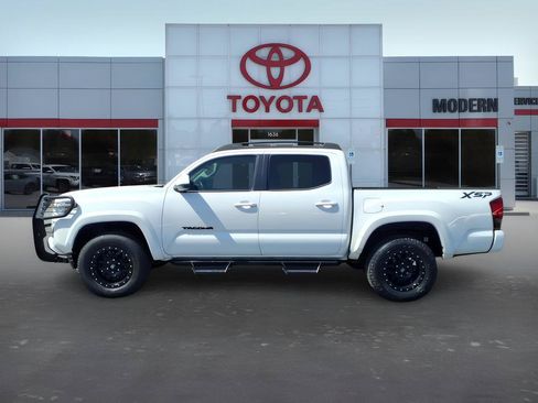 Used 2019 Toyota Tacoma SR5 AWD/4WD image 2