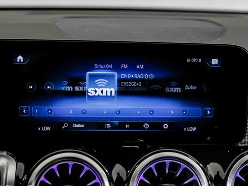 Used 2023 Mercedes-Benz GLB 250 4MATIC w/ Premium Package image 35