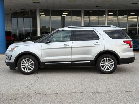 Used 2017 Ford Explorer XLT w/ Equipment Group 202A image 2