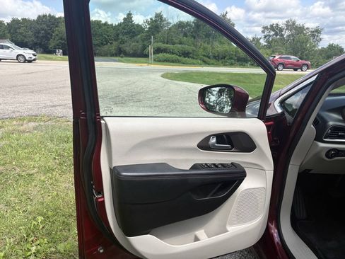 Used 2018 Chrysler Pacifica Touring-L FWD image 10