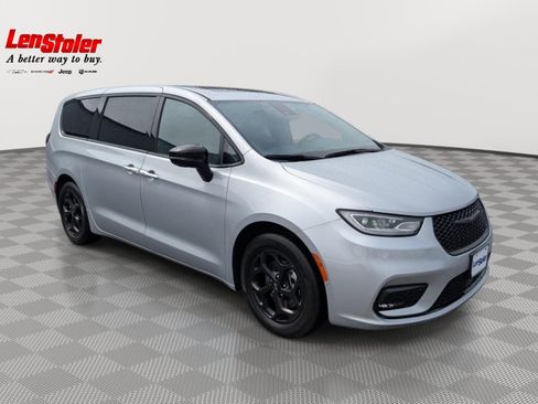 Used 2023 Chrysler Pacifica Limited w/ Uconnect Theater Family Group FWD image 7