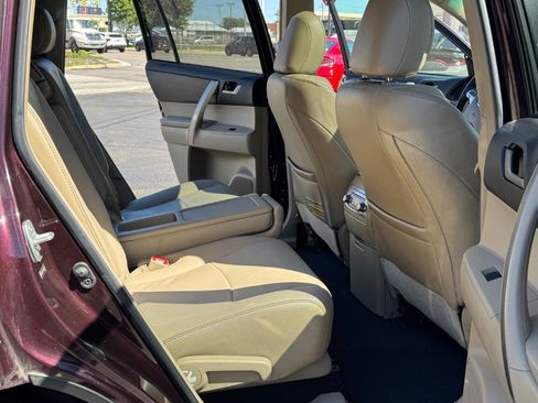 Used 2011 Toyota Highlander SE w/ Tow Pkg AWD/4WD image 16