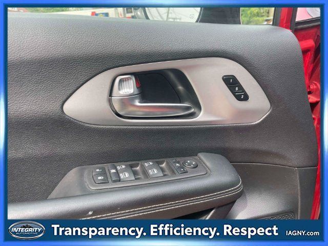 Used 2025 Chrysler Pacifica Limited FWD image 18