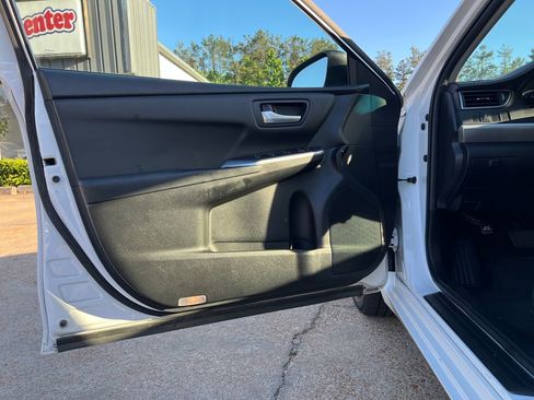 Used 2015 Toyota Camry SE FWD image 11