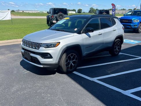 Used 2024 Jeep Compass Limited AWD/4WD image 3