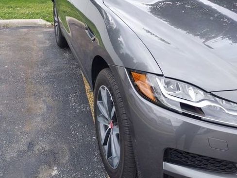 Used 2018 Jaguar F-PACE Prestige AWD/4WD image 3