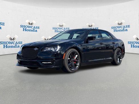 Used 2023 Chrysler 300 C image 2