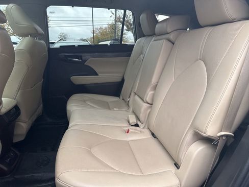 Used 2022 Toyota Highlander Limited image 30