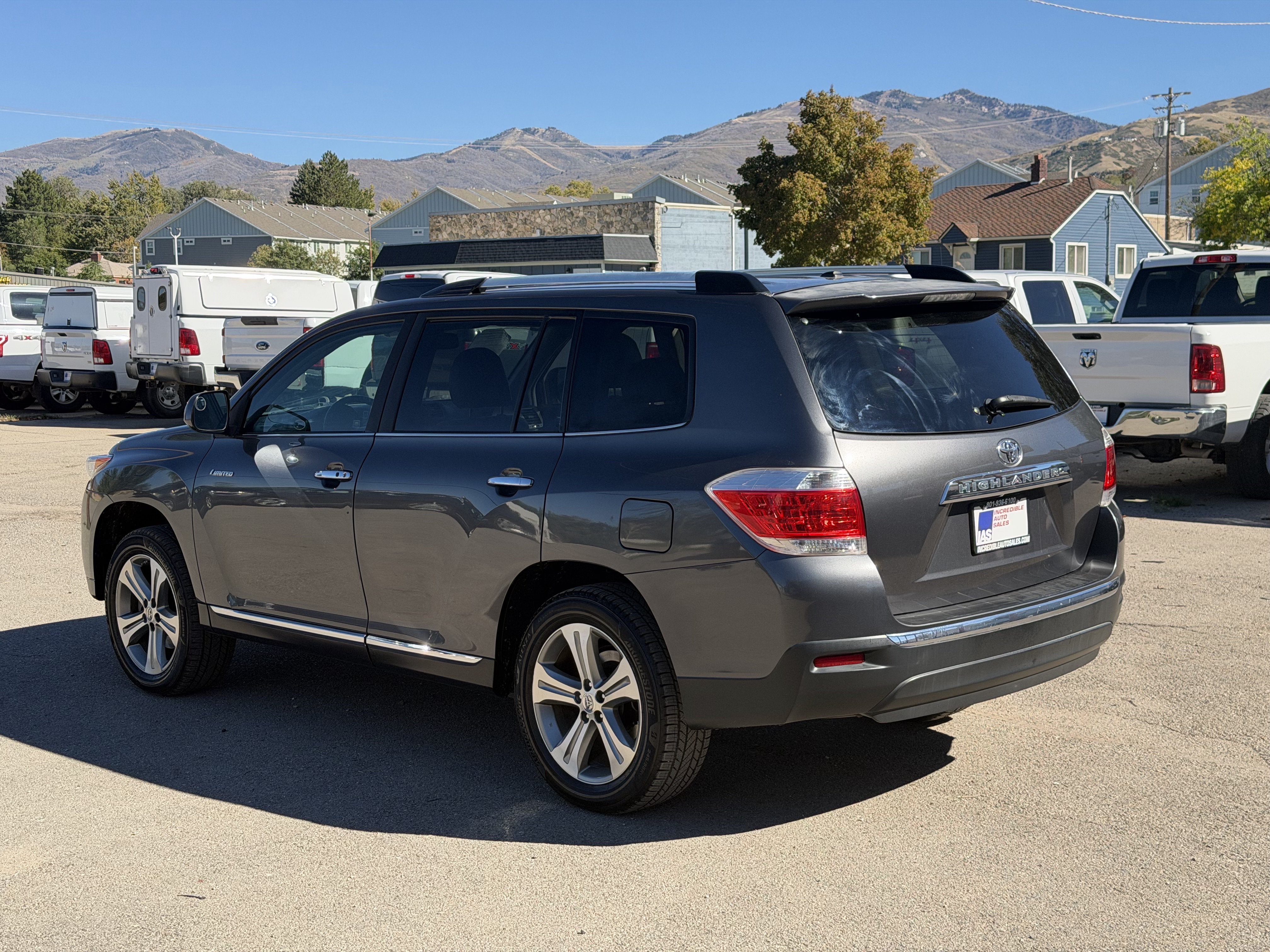 Used 2011 Toyota Highlander Limited w/ Tow Pkg FWD image 4