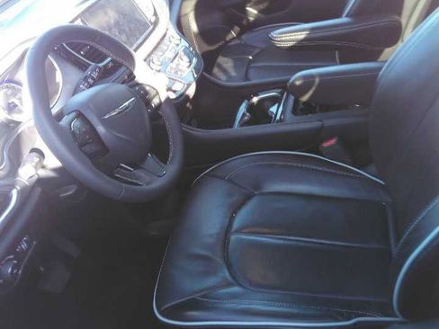 Used 2025 Chrysler Pacifica Limited image 5