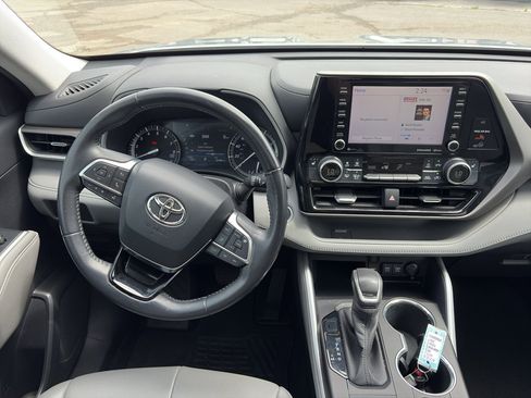 Used 2020 Toyota Highlander XLE FWD image 12