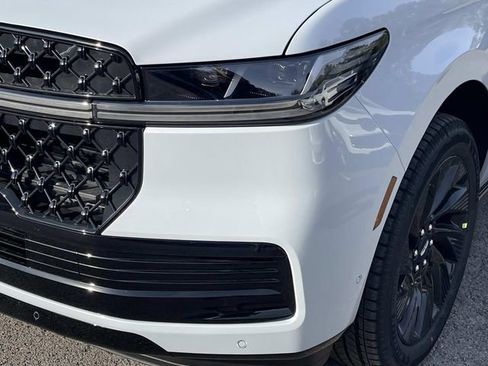 New 2025 Lincoln Navigator Reserve w/ Jet Appearance Package AWD/4WD image 9
