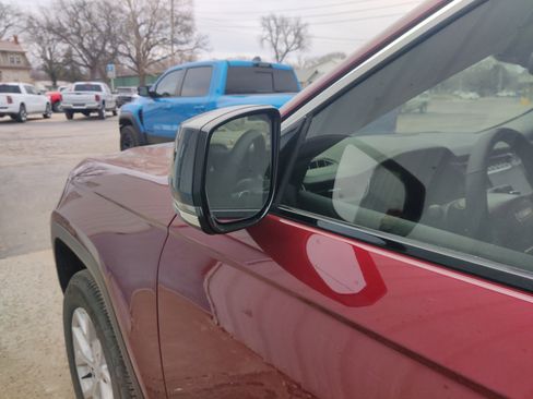 Used 2023 Jeep Grand Cherokee Limited image 10