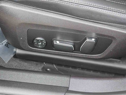 Used 2025 BMW 330i Sedan w/ Premium Package image 29