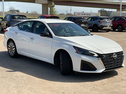 Used 2025 Nissan Altima 2.5 SV image 4