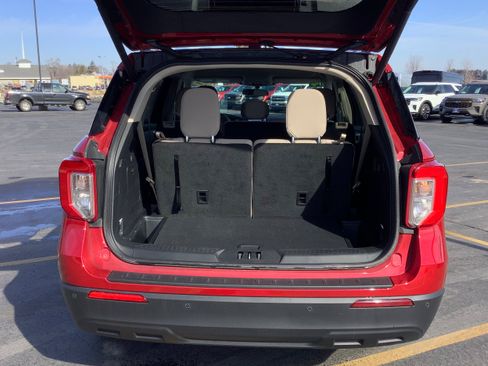 Used 2024 Ford Explorer XLT AWD/4WD image 7