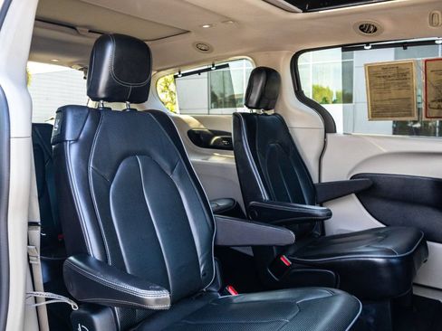 Used 2020 Chrysler Pacifica Limited FWD image 19