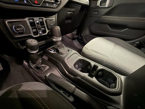 Used 2025 Jeep Wrangler Unlimited Sahara image 43