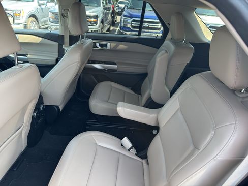 Certified 2022 Ford Explorer XLT w/ Equipment Group 202A AWD/4WD image 9