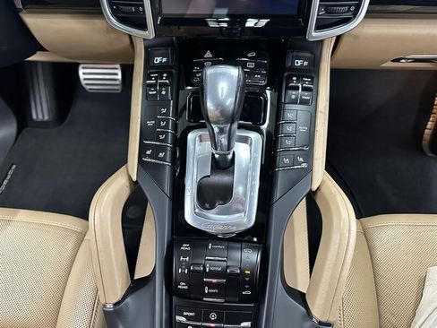 Used 2014 Porsche Cayenne Turbo AWD/4WD image 35