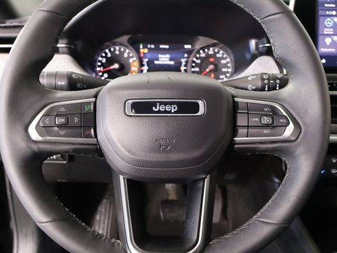 Used 2025 Jeep Compass Latitude image 3