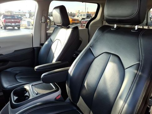 Certified 2023 Chrysler Pacifica Touring-L image 11
