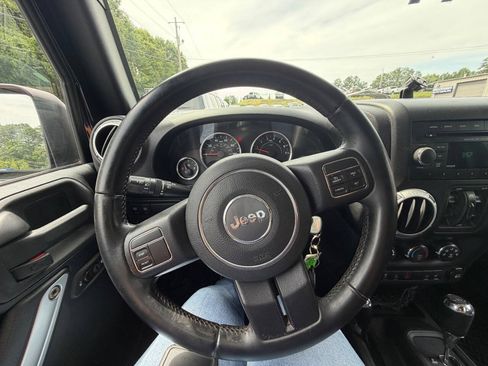 Used 2012 Jeep Wrangler Unlimited Rubicon w/ Dual Top Group AWD/4WD image 22