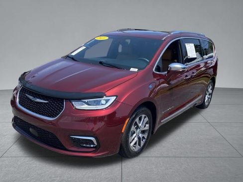 Used 2021 Chrysler Pacifica Pinnacle FWD image 2