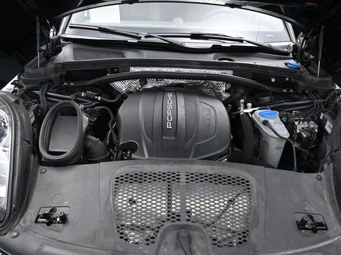 Used 2018 Porsche Macan AWD/4WD image 30