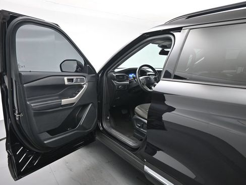 Used 2024 Ford Explorer XLT RWD image 9