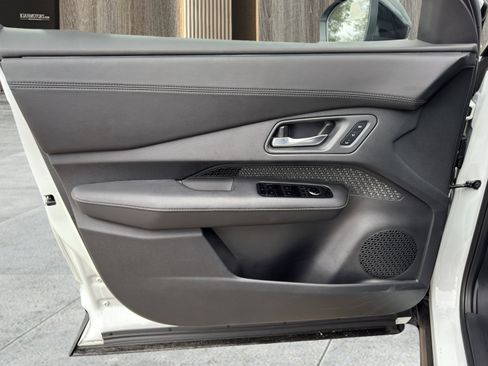 Used 2025 Nissan Ariya FWD image 24